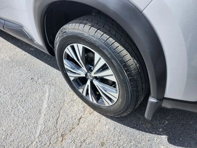 2021 Nissan Rogue - Image 12 of 31