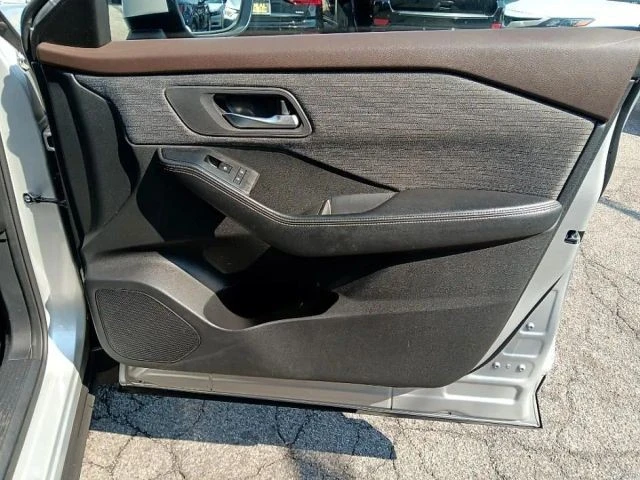 2021 Nissan Rogue - Image 13 of 15