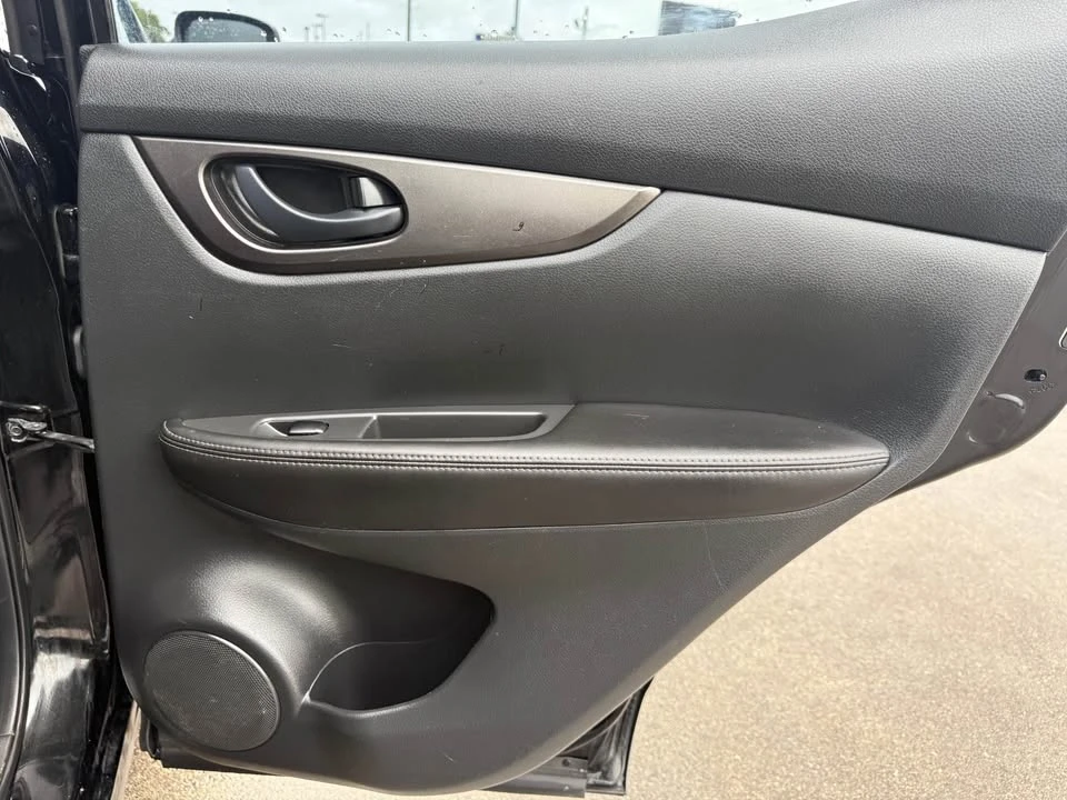 2021 Nissan Rogue - Image 15 of 18