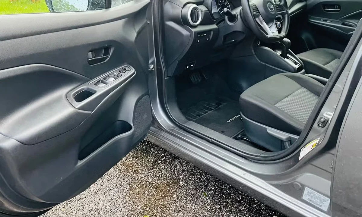 2021 Nissan Versa - Image 11 of 18