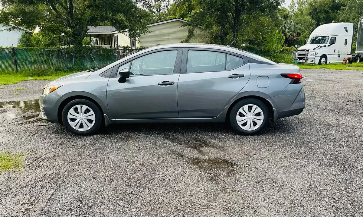 2021 Nissan Versa - Image 2 of 18