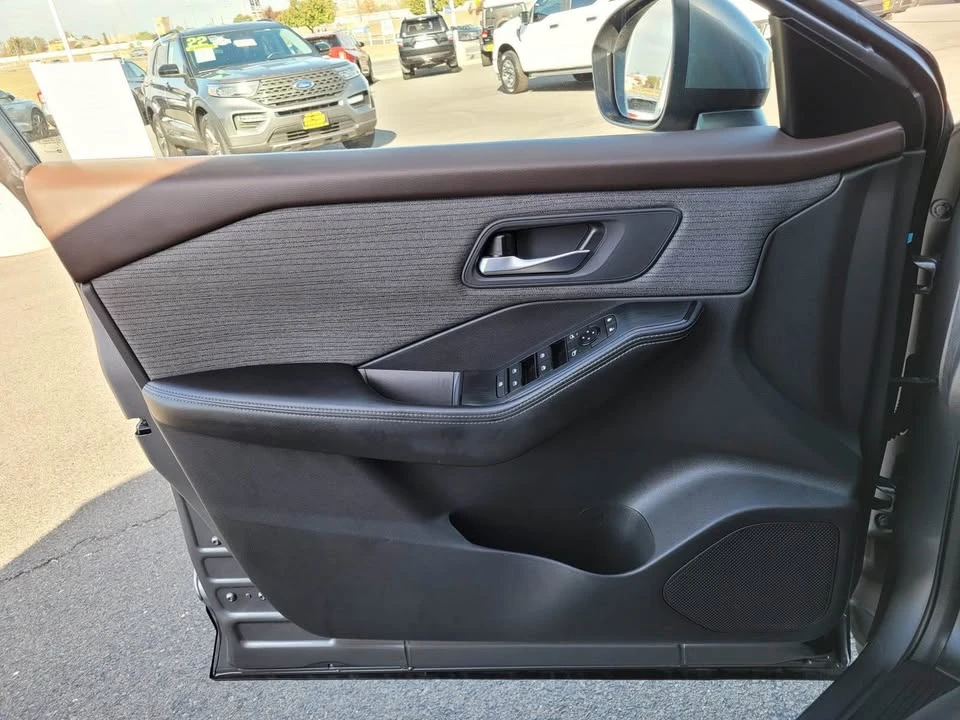 2021 Nissan Rogue - Image 9 of 11