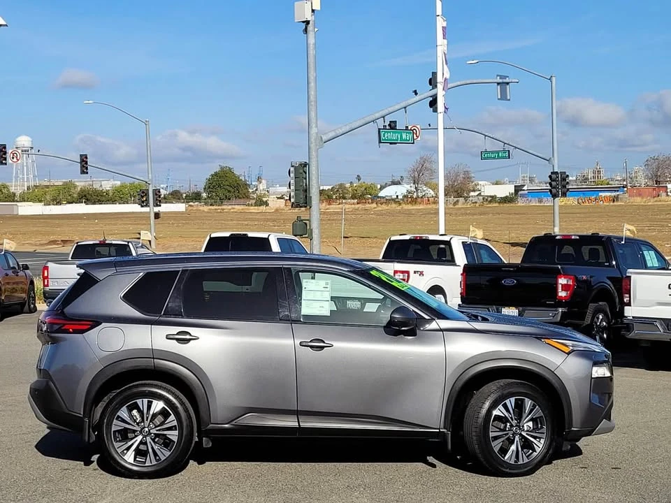 2021 Nissan Rogue - Image 2 of 11