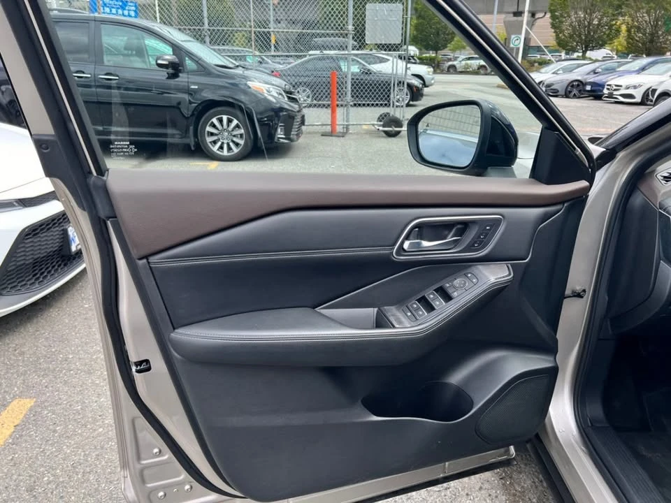 2021 Nissan Rogue - Image 10 of 17