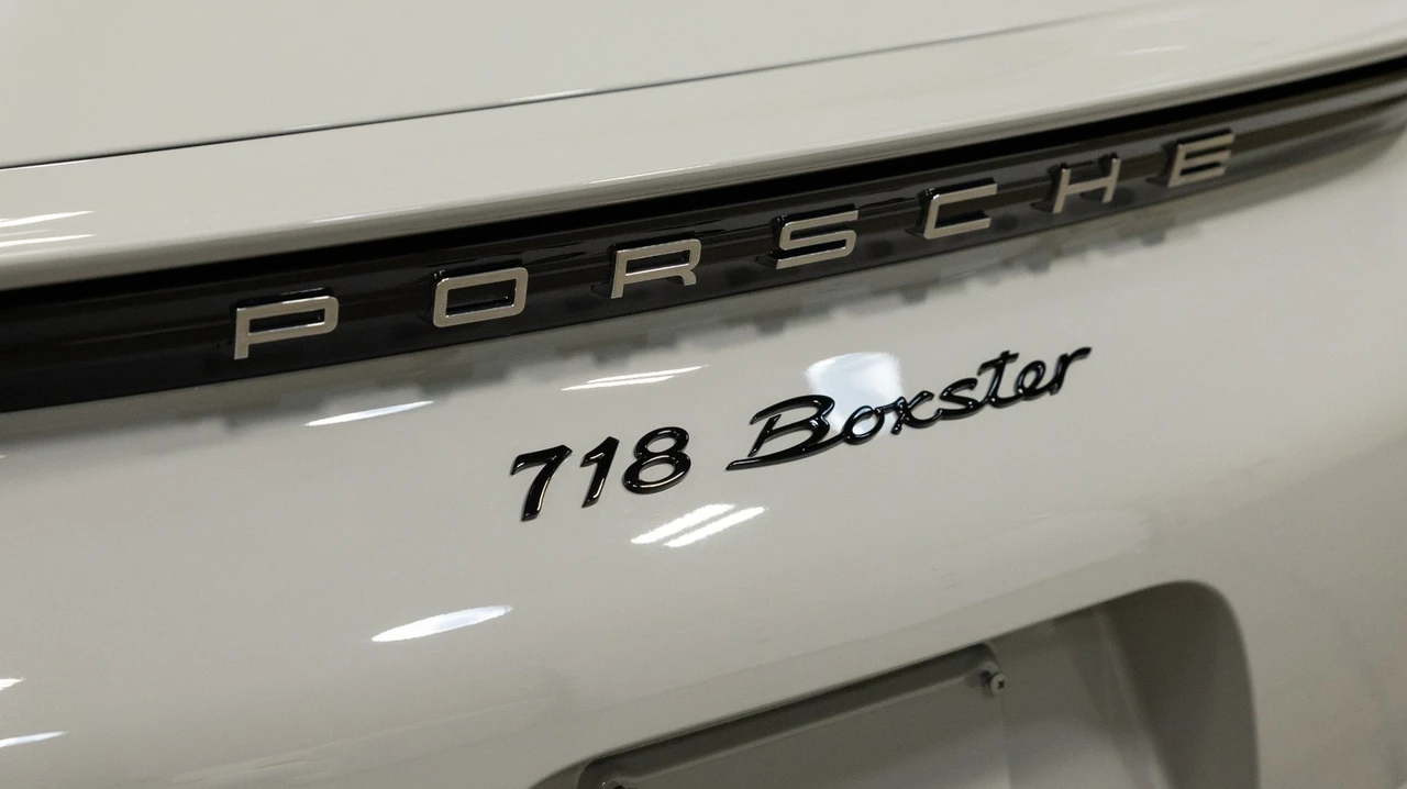 2021 Porsche 718 Boxster - Image 16 of 31