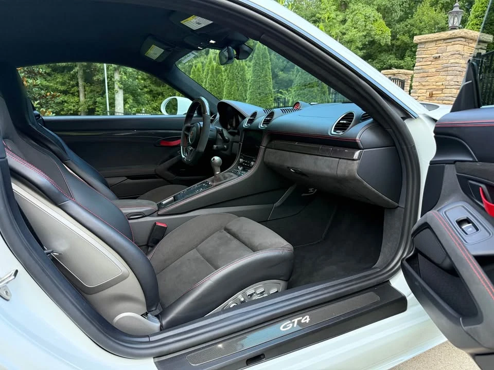 2021 Porsche 718 Cayman GT4 - Image 9 of 16