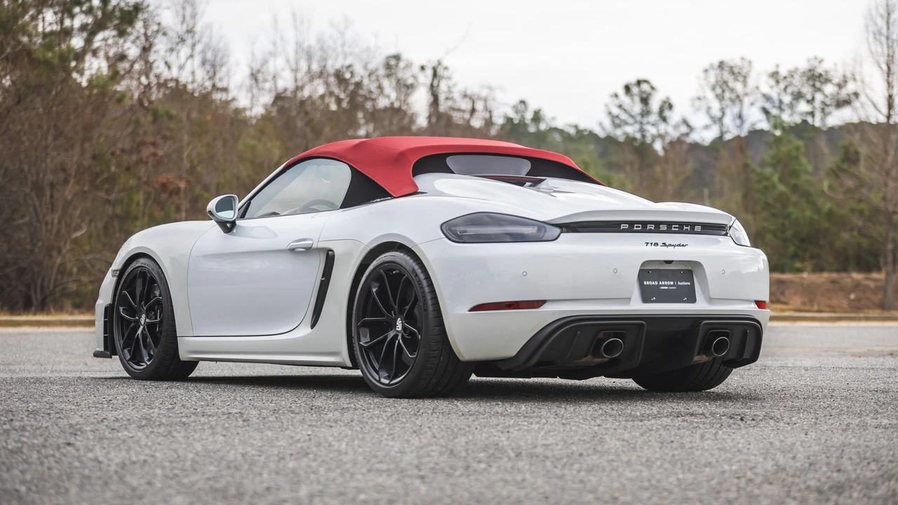 2021 Porsche 718 Boxster Spyder - Image 17 of 31