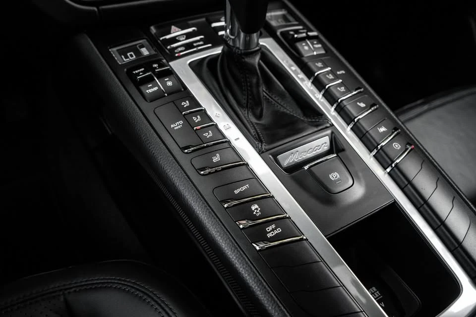 2021 Porsche Macan - Image 13 of 16