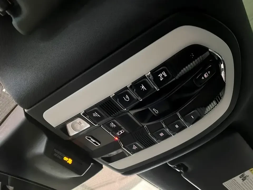 2021 Porsche Macan - Image 15 of 20