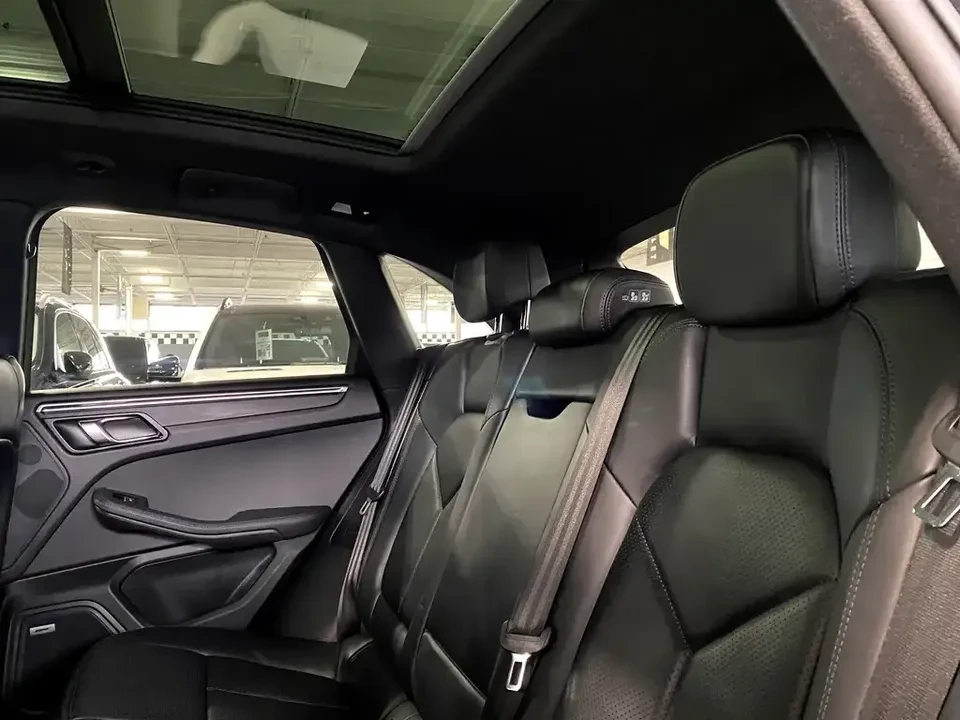 2021 Porsche Macan - Image 18 of 20