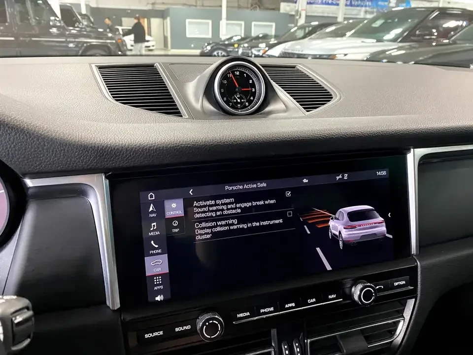 2021 Porsche Macan - Image 19 of 20