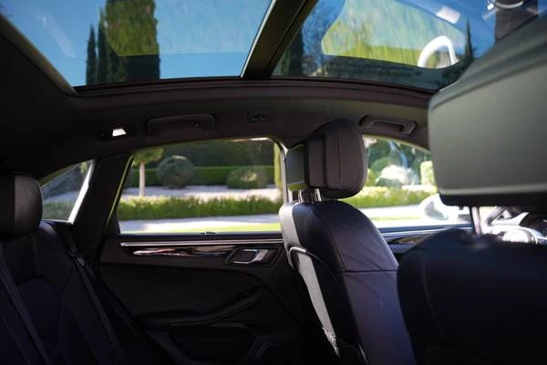2021 Porsche Macan - Image 16 of 21