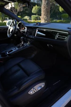 2021 Porsche Macan - Image 18 of 21