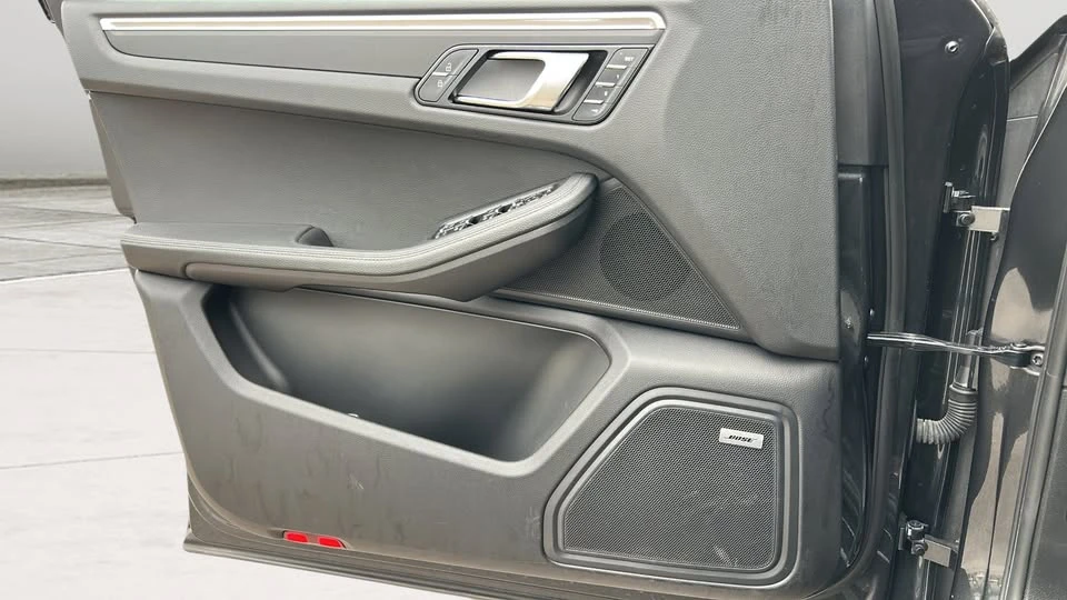 2021 Porsche Macan - Image 18 of 20