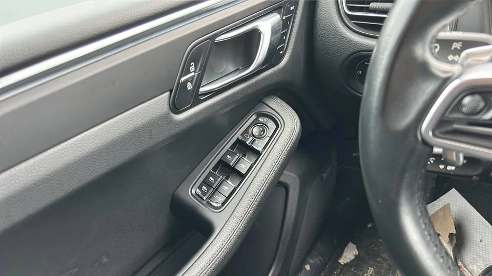 2021 Porsche Macan - Image 11 of 20