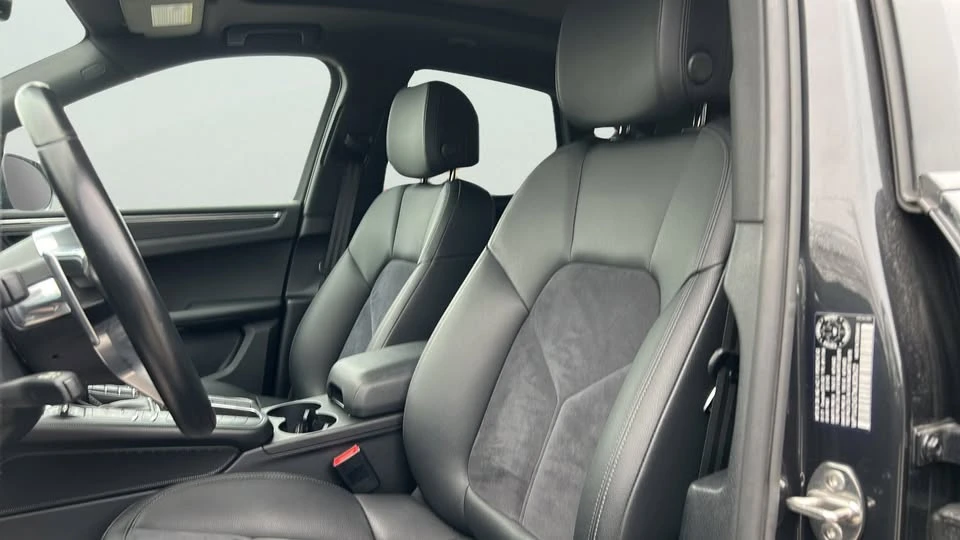 2021 Porsche Macan - Image 19 of 20