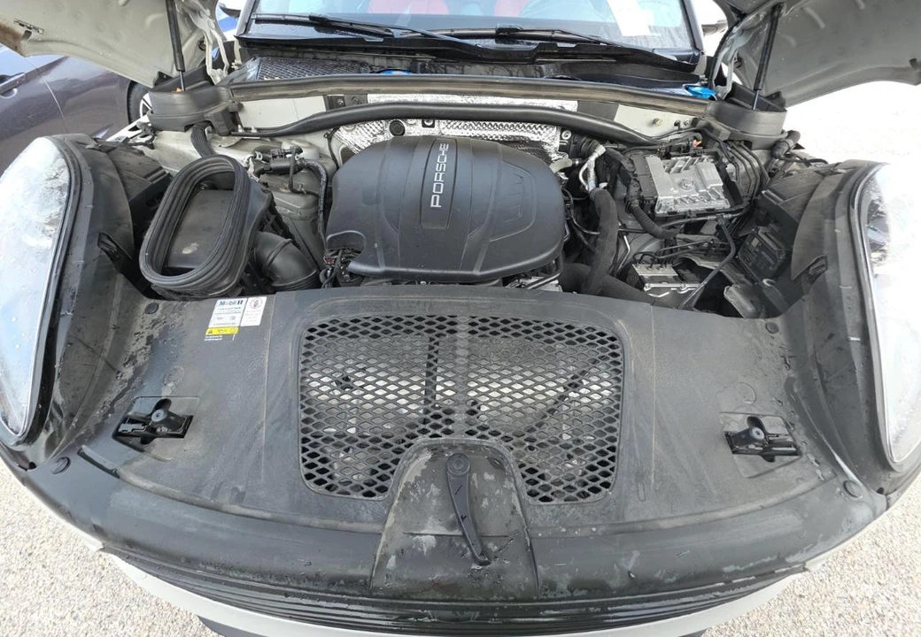 2021 Porsche Macan - Image 18 of 19