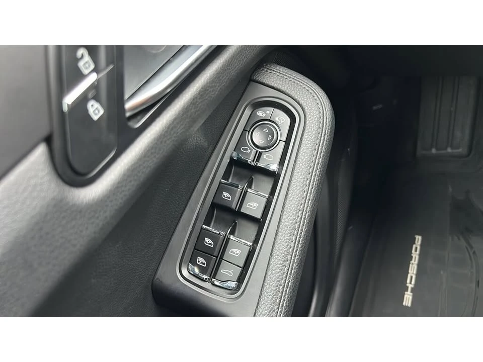 2021 Porsche Macan - Image 10 of 20