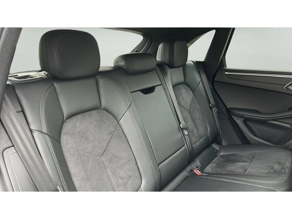 2021 Porsche Macan - Image 17 of 20