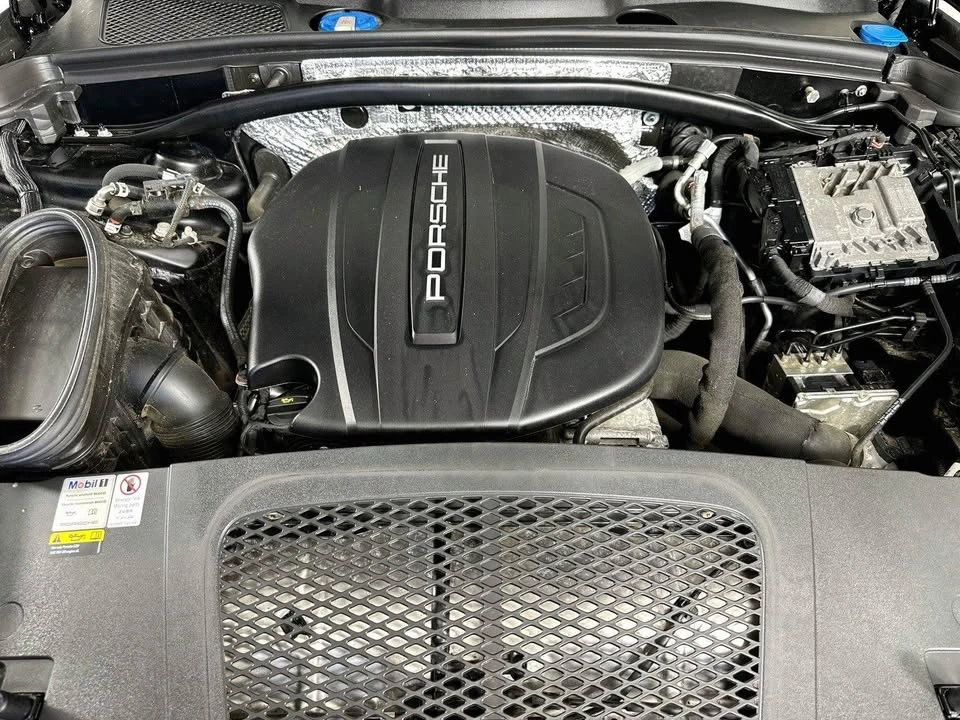 2021 Porsche Macan - Image 19 of 20