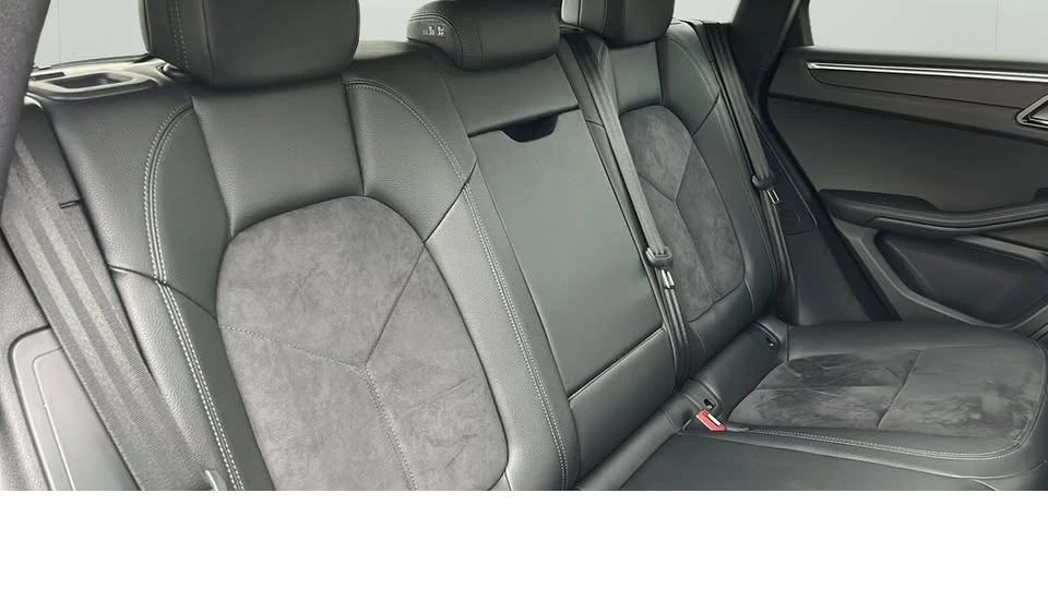 2021 Porsche Macan - Image 19 of 20