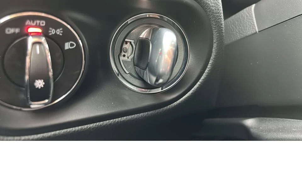 2021 Porsche Macan - Image 16 of 20