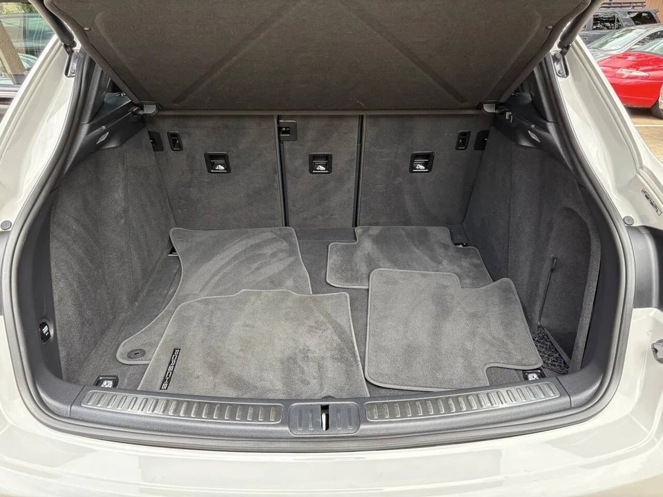 2021 Porsche Macan - Image 18 of 21