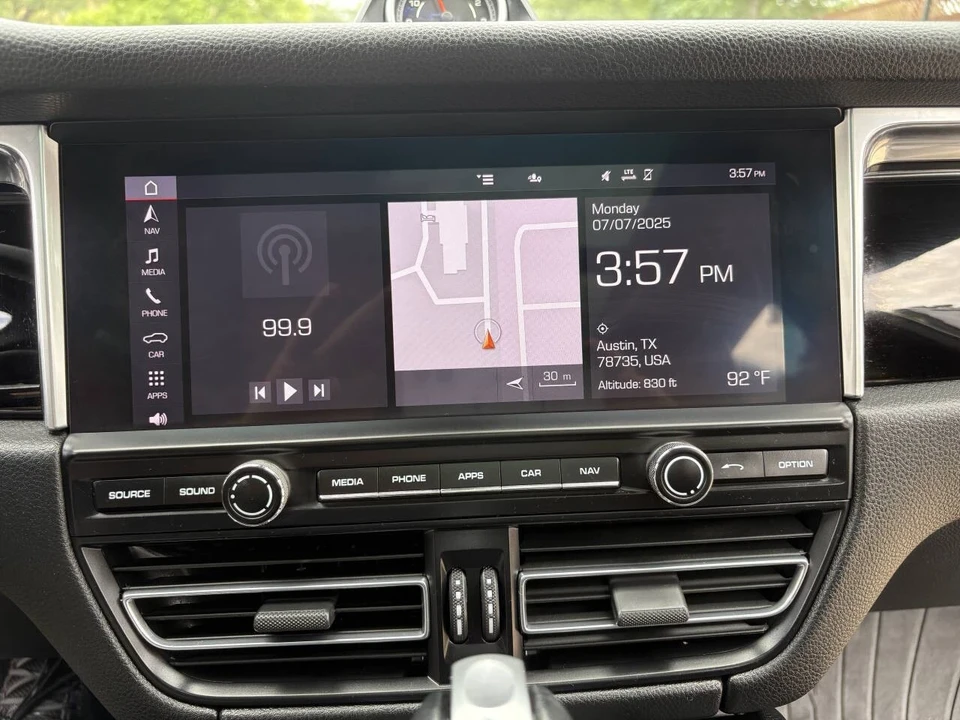 2021 Porsche Macan - Image 12 of 21