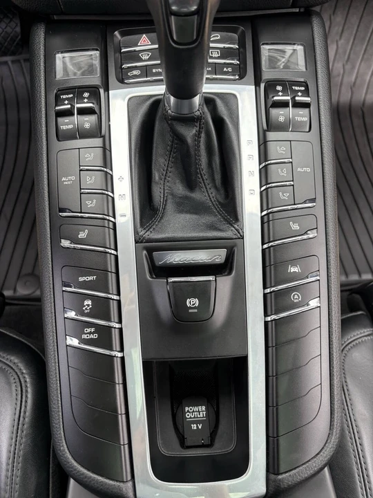 2021 Porsche Macan - Image 16 of 21