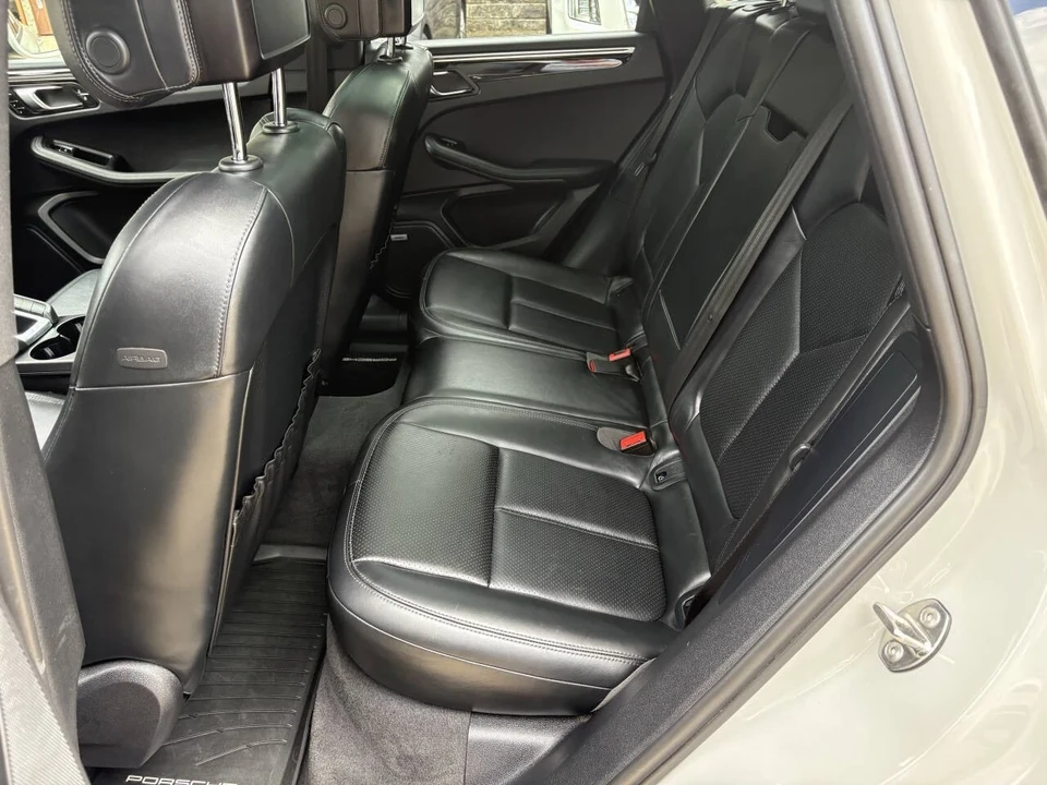 2021 Porsche Macan - Image 19 of 21