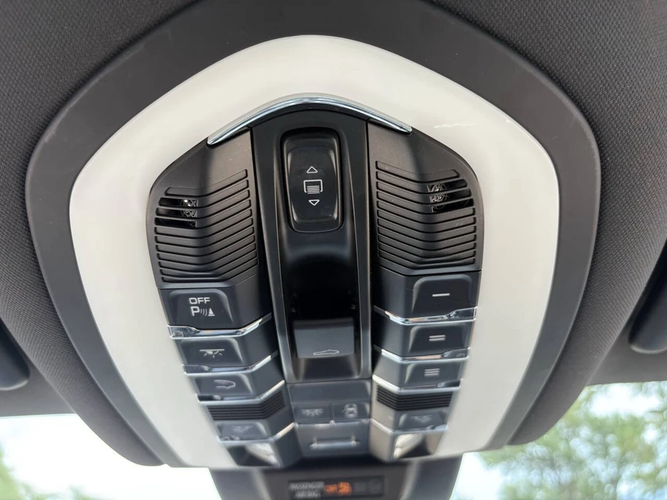 2021 Porsche Macan - Image 10 of 21