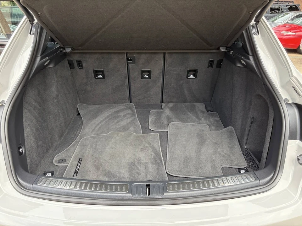 2021 Porsche Macan - Image 18 of 21