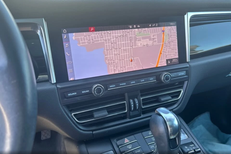 2021 Porsche Macan - Image 16 of 17