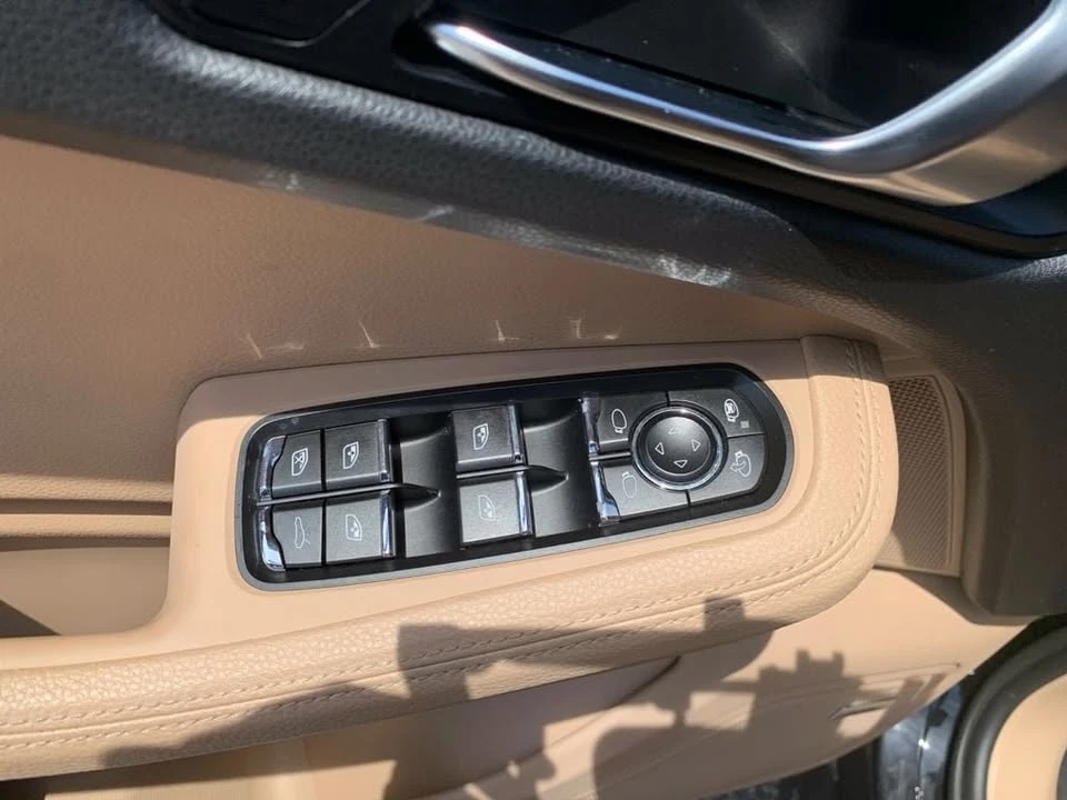 2021 Porsche Macan - Image 16 of 18