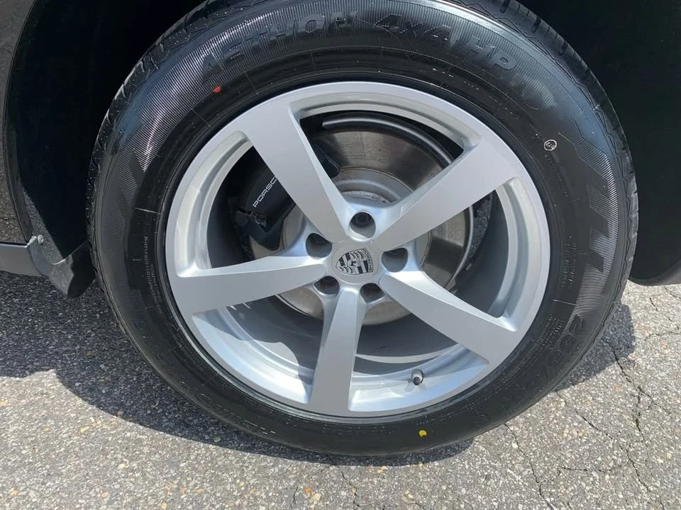 2021 Porsche Macan - Image 17 of 18