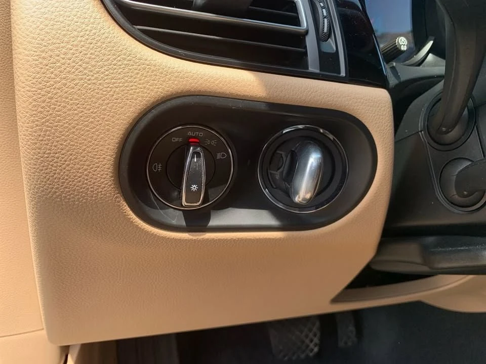 2021 Porsche Macan - Image 14 of 18