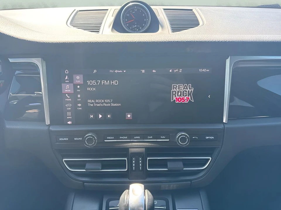 2021 Porsche Macan - Image 19 of 31