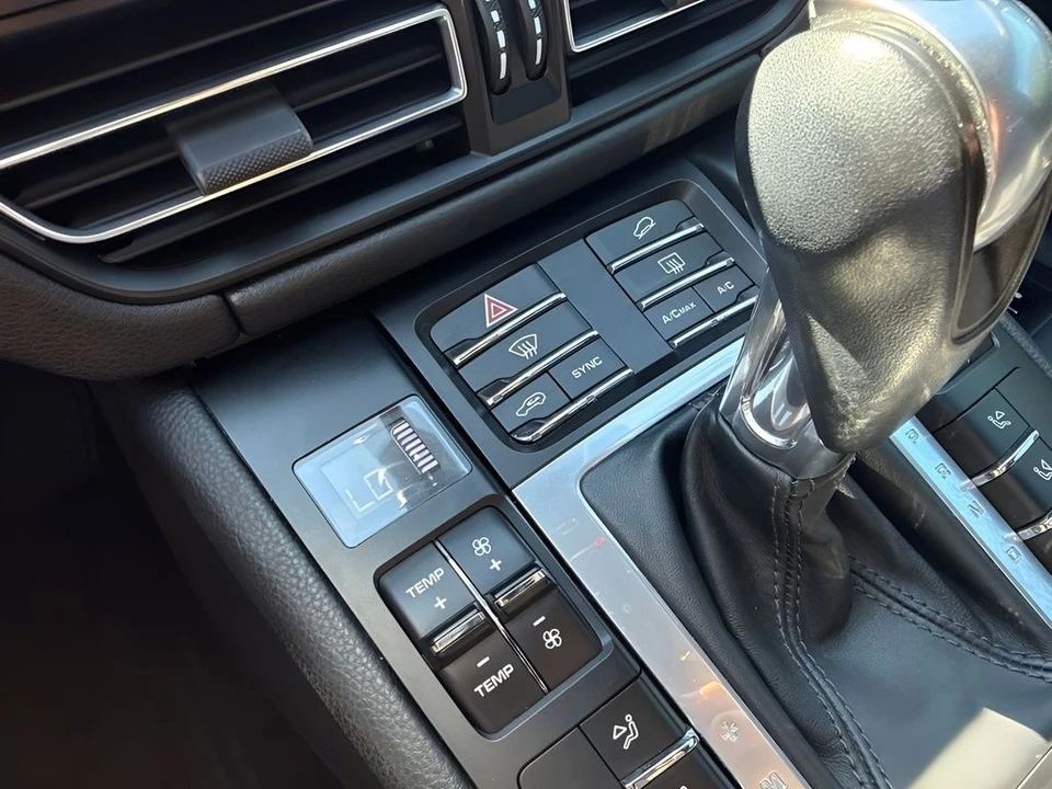 2021 Porsche Macan - Image 24 of 31