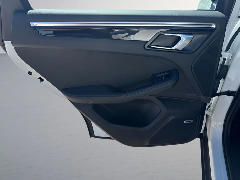 2021 Porsche Macan - Image 29 of 31