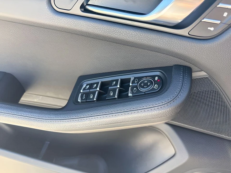 2021 Porsche Macan - Image 28 of 31