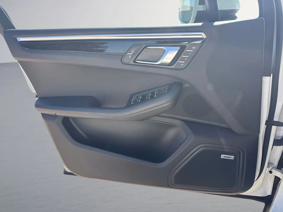 2021 Porsche Macan - Image 27 of 31