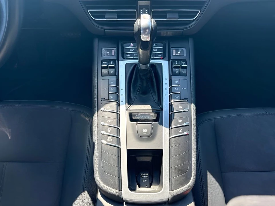 2021 Porsche Macan - Image 18 of 31