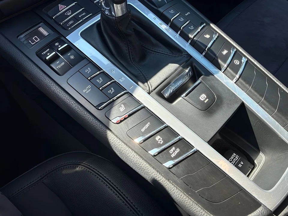 2021 Porsche Macan - Image 23 of 31