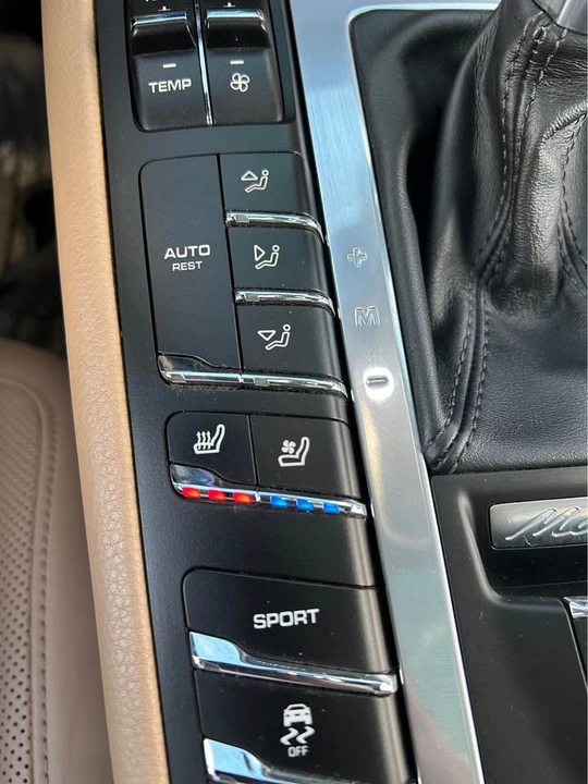2021 Porsche Macan - Image 14 of 17