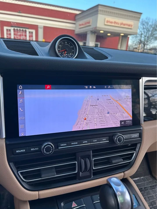 2021 Porsche Macan - Image 15 of 17
