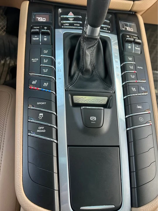 2021 Porsche Macan - Image 12 of 17