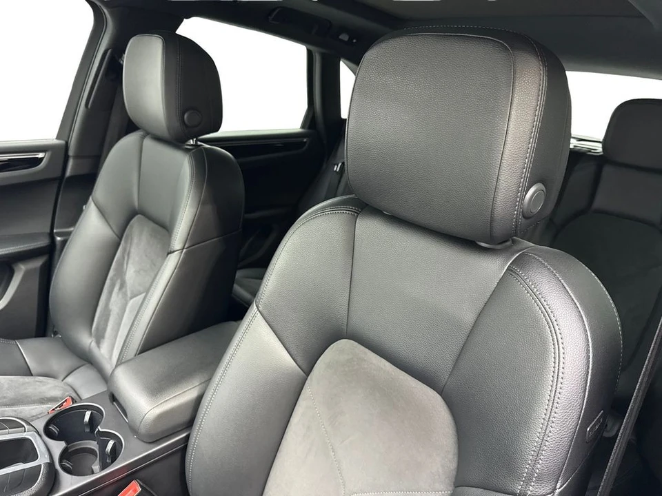 2021 Porsche Macan - Image 26 of 31