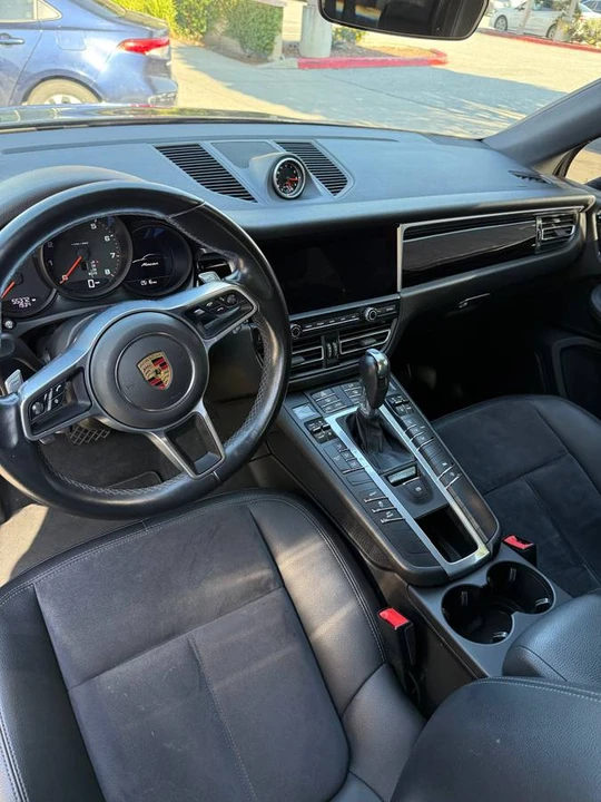 2021 Porsche Macan - Image 16 of 18