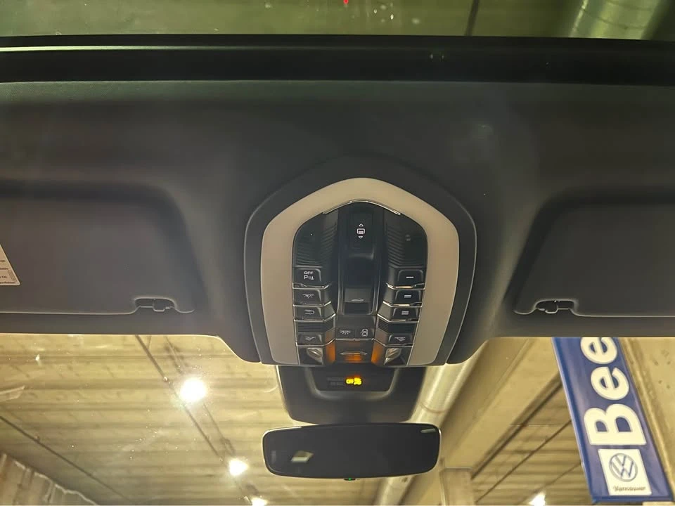 2021 Porsche Macan - Image 16 of 20