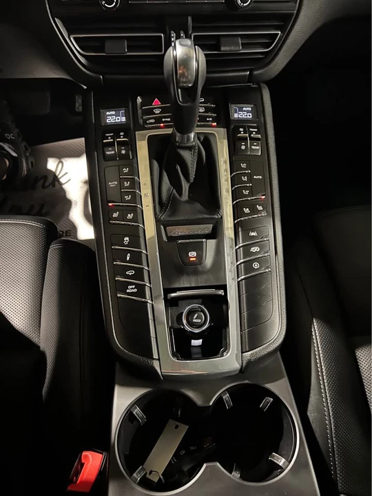 2021 Porsche Macan - Image 14 of 20